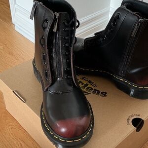 L9, Dr. Martens cherry zip boots